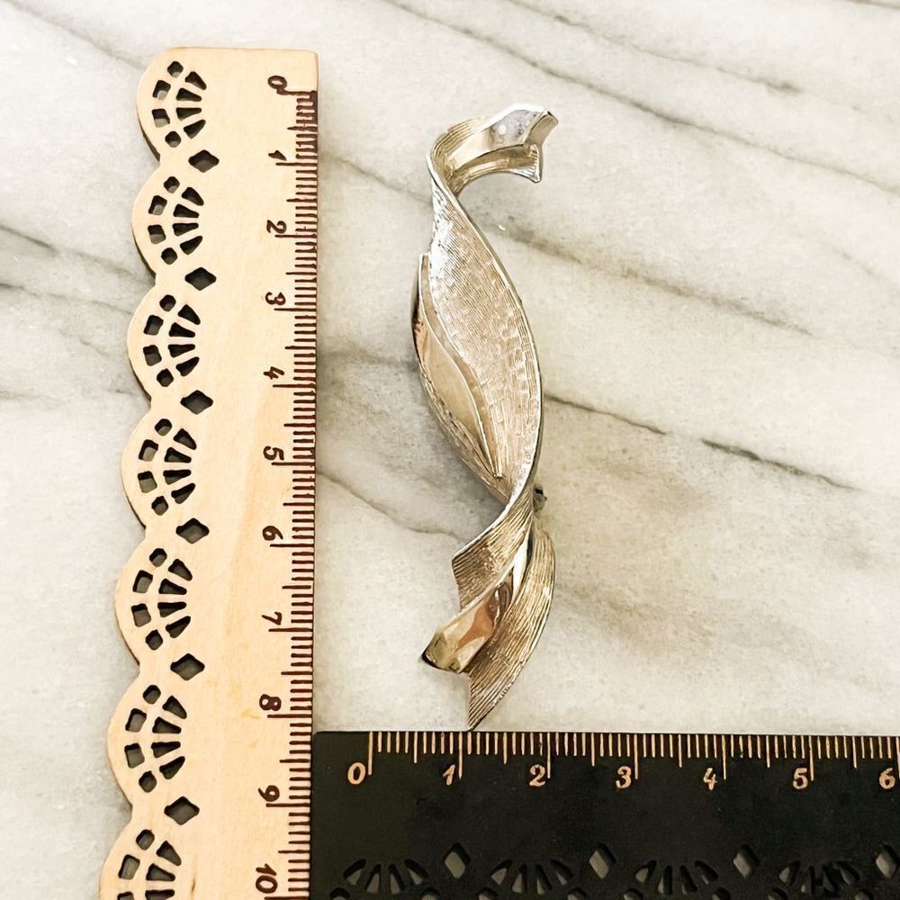 Vintage Textured Metal Ribbon Brooch Pin Silver Toned Metal Retro MCM Unsigned - Picture 3 of 6